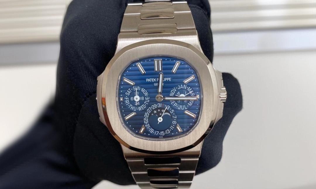 Yuk Beli Patek Philippe Nautilus Perpetual, White Gold, Blue dial, Bracelet 5740/1G-001 Asli di Watches Trader